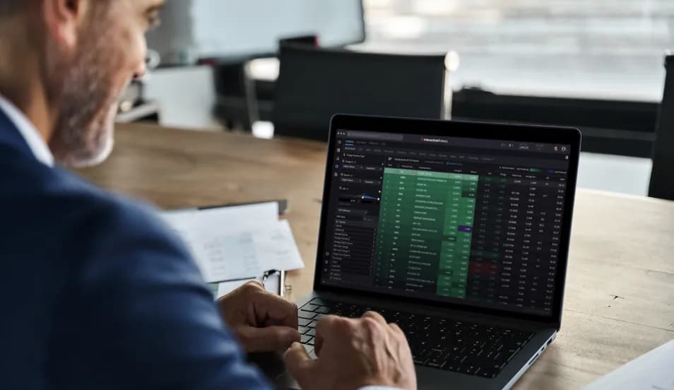 Sztuczna konkurencja: jak algorytmy tworzą iluzję ryzyka